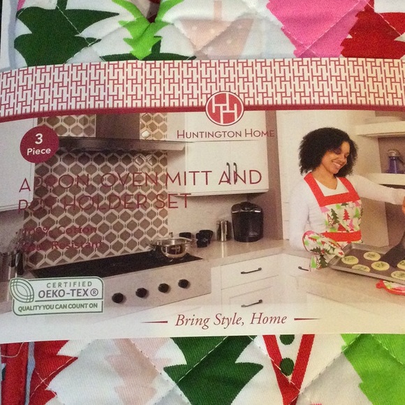 Huntington Home Apron, Oven Mitt, and Potholder Set - Picture 3 of 6
